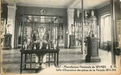 Manufacture Nationale de SÈVRES — Sala de Exposição das peças da Período 1876-1910 — E.M. n°4067